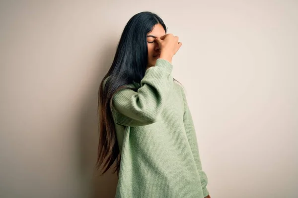 Jovem Bela Mulher Hispânica Vestindo Suéter Inverno Verde Sobre Fundo — Fotografia de Stock