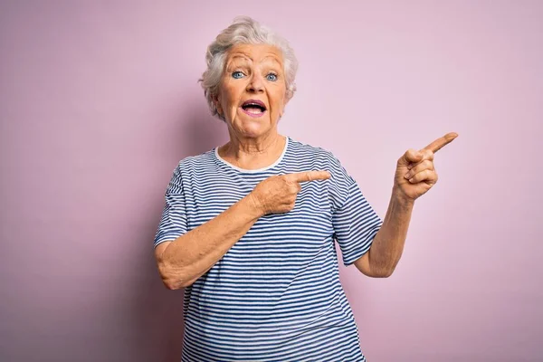 Senior Schöne Grauhaarige Frau Trägt Lässiges Shirt Über Isoliertem Rosa — Stockfoto