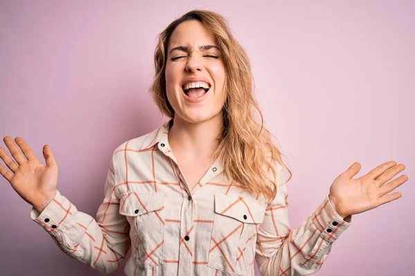 Jonge Mooie Blonde Vrouw Draagt Casual Shirt Staan Geïsoleerde Roze — Stockfoto