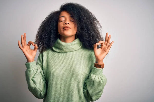 Jovem Mulher Americana Africana Bonita Com Cabelo Afro Vestindo Camisola — Fotografia de Stock