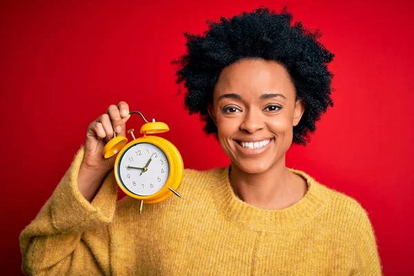 Fiatal Afro Amerikai Göndör Haj Gazdaság Vintage Ébresztőóra Egy Boldog — Stock Fotó