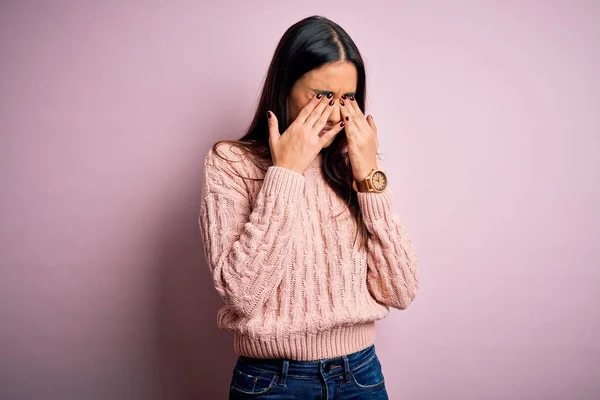 Młoda Piękna Brunetka Ubrana Luźny Sweter Odizolowanym Różowym Tle Ocierając — Zdjęcie stockowe