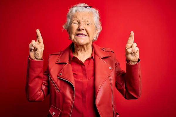 Idősebb Gyönyörű Ősz Hajú Alkalmi Piros Kabátban Napszemüvegben Ujjal Mutogatva — Stock Fotó