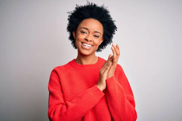 Joven Hermosa Afroamericana Afro Mujer Con Pelo Rizado Usando Suéter —  Fotos de Stock