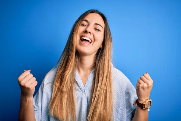 Junge Schöne Blonde Frau Mit Blauen Augen Gestreiftem Hemd Vor — Stockfoto