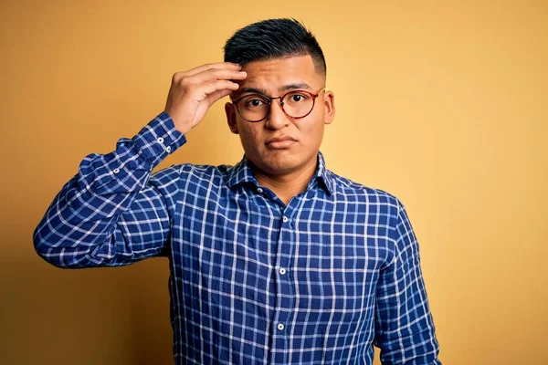 Hombre Latino Guapo Joven Con Camisa Casual Gafas Sobre Fondo —  Fotos de Stock