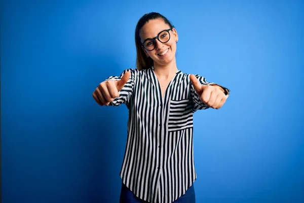 Schöne Blonde Frau Mit Blauen Augen Gestreiftem Hemd Und Brille — Stockfoto