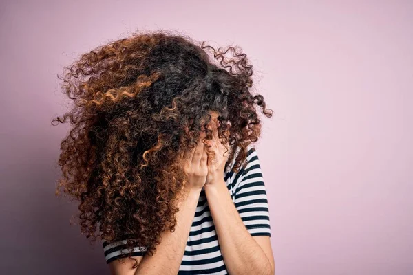 Jeune Belle Femme Aux Cheveux Bouclés Percing Portant Shirt Rayé — Photo