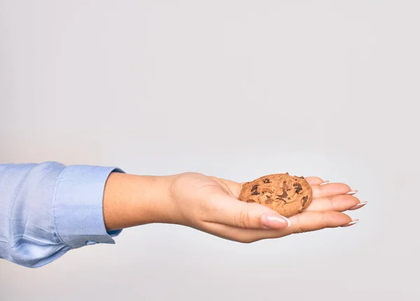 Main Caucasienne Jeune Femme Tenant Délicieux Biscuit Chocolat Sur Fond — Photo