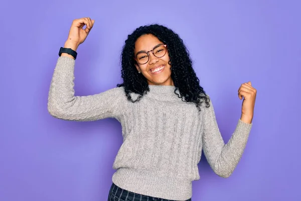 Jovem Afro Americana Vestindo Camisola Casual Óculos Sobre Fundo Roxo — Fotografia de Stock