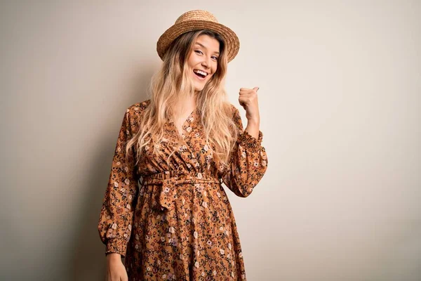 Junge Schöne Blonde Frau Trägt Sommerkleid Und Hut Über Isoliertem — Stockfoto