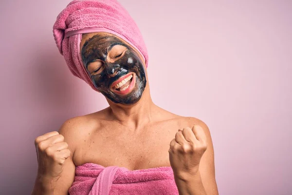Středního Věku Bruneta Žena Nosí Krásnou Černou Tvář Masku Přes — Stock fotografie