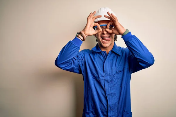 Homem Jovem Construtor Vestindo Uniforme Capacete Segurança Sobre Fundo Branco — Fotografia de Stock