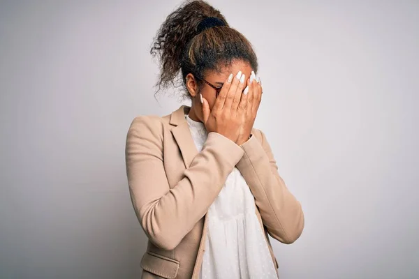 Linda Mulher Negócios Afro Americana Vestindo Jaqueta Óculos Sobre Fundo — Fotografia de Stock