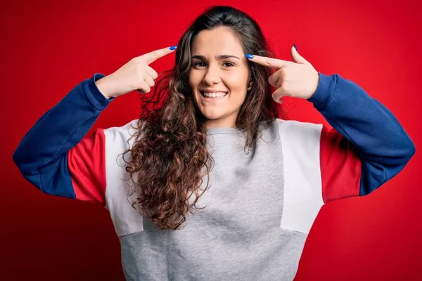 Jonge Mooie Vrouw Met Krullend Haar Dragen Casual Sweatshirt Geïsoleerde — Stockfoto