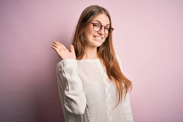 Joven Mujer Pelirroja Hermosa Con Suéter Casual Gafas Sobre Fondo —  Fotos de Stock