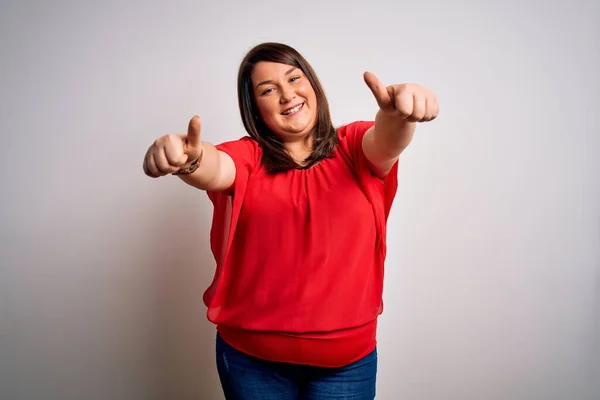 Mooie Brunette Size Vrouw Dragen Casual Rood Shirt Geïsoleerde Witte — Stockfoto