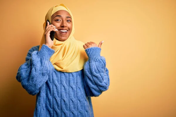 Afroamerikanerin Muslimischen Hijab Unterhält Sich Auf Smartphone Und Zeigt Mit — Stockfoto