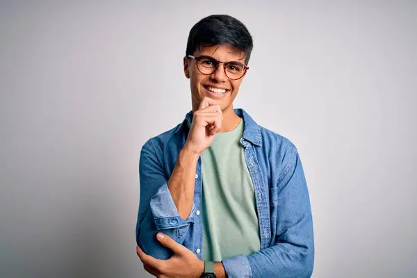 Ein Junger Gutaussehender Mann Lässigem Hemd Und Brille Vor Isoliertem — Stockfoto