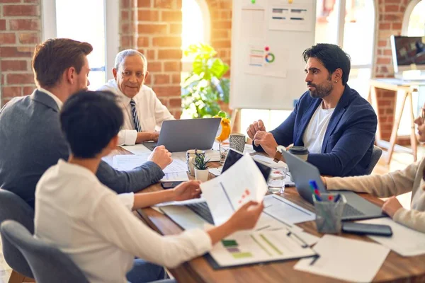 Gruppe Von Geschäftsleuten Die Zusammenarbeiten Schreibtisch Mit Laptop Sitzen Und — Stockfoto