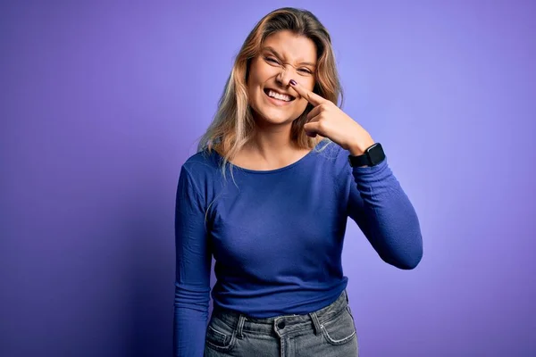 Jovem Mulher Loira Bonita Vestindo Camiseta Casual Sobre Fundo Roxo — Fotografia de Stock