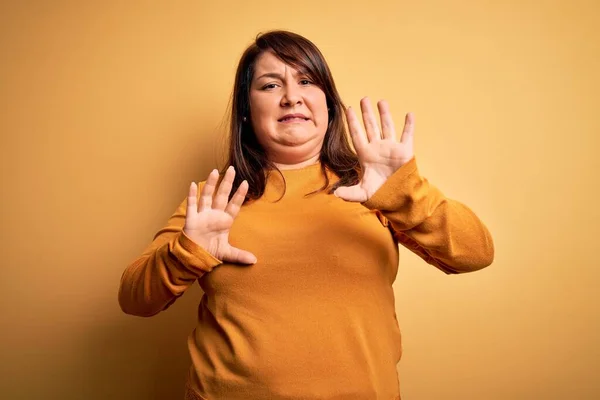 Schöne Brünette Size Frau Lässigem Pullover Über Isoliertem Gelben Hintergrund — Stockfoto