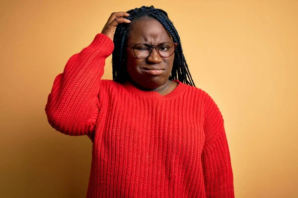 Afro Amerikaanse Size Vrouw Met Vlechten Dragen Casual Trui Gele — Stockfoto