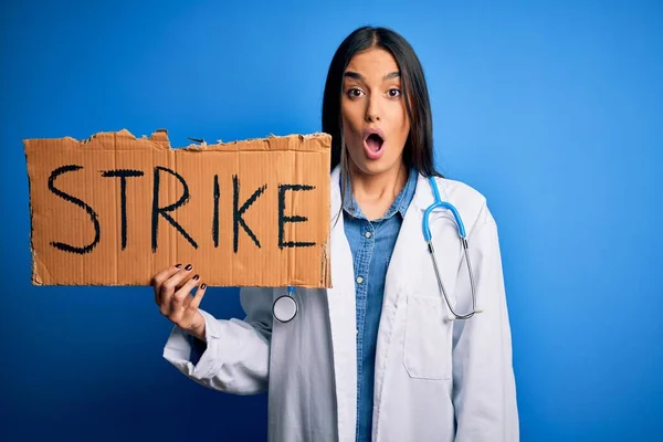 Young Doctor Woman Wearing Stethoscope Holding Cardboard Banner Protesting Strike — Stock Photo, Image