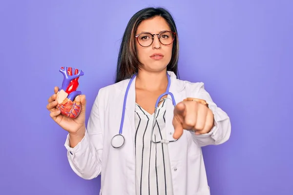 Young Doctor Cardiology Specialist Woman Holding Medical Heart Pruple Background — Stock Photo, Image