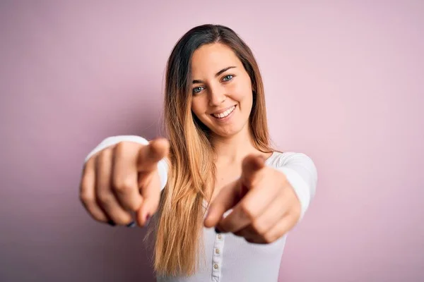 Jonge Mooie Blonde Vrouw Met Blauwe Ogen Dragen Witte Shirt — Stockfoto