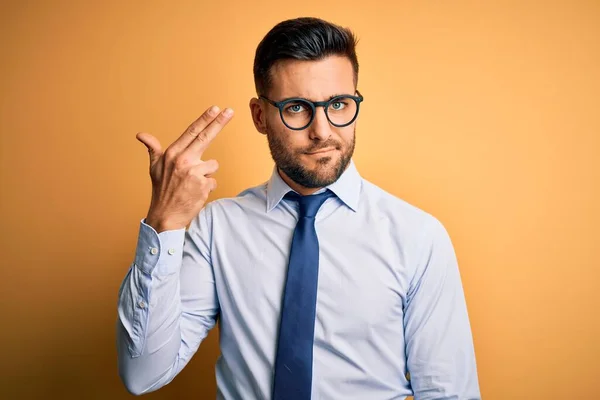 Junger Gutaussehender Geschäftsmann Mit Krawatte Und Brille Der Vor Gelbem — Stockfoto