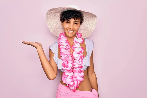 Ung Vacker Afrikansk Turist Kvinna Bär Bikini Och Hawaiian Lei — Stockfoto