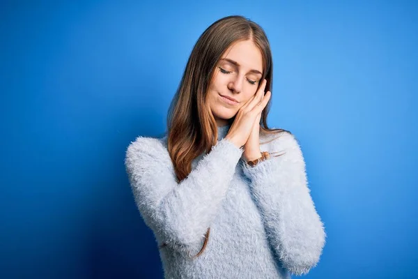 Joven Hermosa Pelirroja Vistiendo Suéter Casual Sobre Fondo Azul Aislado —  Fotos de Stock