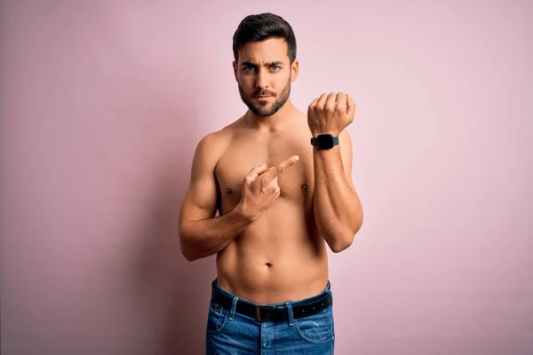 Jovem Bonito Homem Forte Com Barba Sem Camisa Sobre Fundo — Fotografia de Stock