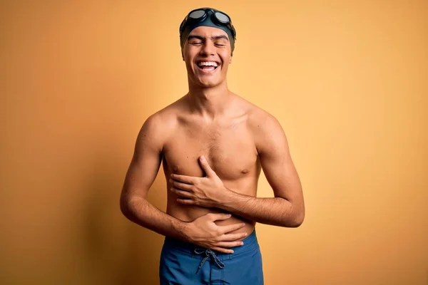 Młody Przystojny Mężczyzna Bez Koszuli Stroju Kąpielowym Czapce Kąpielowej Odizolowanym — Zdjęcie stockowe