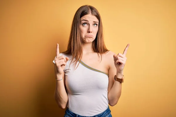 Young Beautiful Redhead Woman Wearing Casual Shirt Isolated Yellow Background — Stock Photo, Image