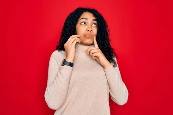 Genç Afro Amerikan Kıvırcık Kadın Akıllı Telefonda Konuşuyor Ciddi Bir — Stok fotoğraf