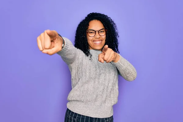 Ung Afrikansk Amerikansk Kvinna Bär Casual Tröja Och Glasögon Över — Stockfoto