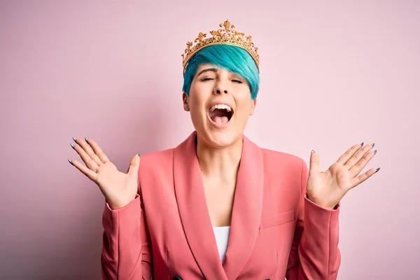 Joven Mujer Negocios Con Cabello Azul Moda Con Corona Reina —  Fotos de Stock