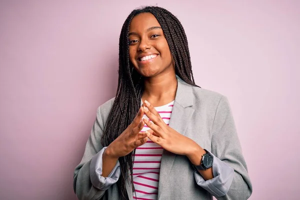 Fiatal Afro Amerikai Üzletasszony Áll Rózsaszín Elszigetelt Háttér Kezek Együtt — Stock Fotó