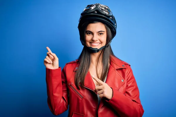 Νεαρή Όμορφη Μελαχρινή Motorcycliste Γυναίκα Φορώντας Κράνος Μοτοσικλέτας Και Σακάκι — Φωτογραφία Αρχείου