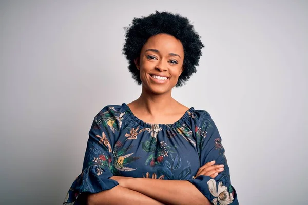 Junge Schöne Afroamerikanische Afro Frau Mit Lockigem Haar Lässigem Blumenkleid — Stockfoto