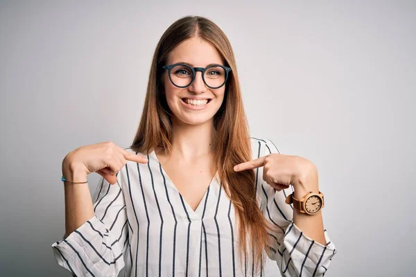 Joven Mujer Pelirroja Hermosa Vistiendo Casual Rayas Camiseta Gafas Mirando —  Fotos de Stock