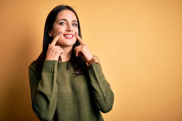 Mladá Bruneta Žena Modrýma Očima Sobě Zelené Ležérní Svetr Přes — Stock fotografie