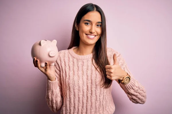 Ung Vacker Brunett Kvinna Håller Spargris Bank Spara Pengar För — Stockfoto