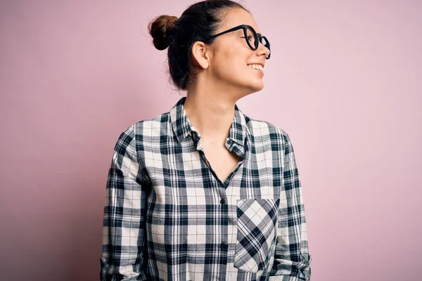 Giovane Bella Donna Bruna Indossa Camicia Casual Occhiali Sfondo Rosa — Foto Stock