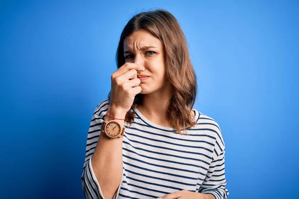 Jong Mooi Blond Meisje Draagt Casual Trui Staan Blauw Geïsoleerde — Stockfoto