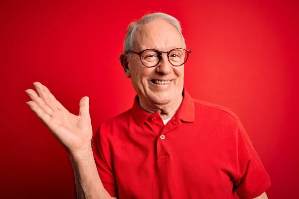 Homme Âgé Aux Cheveux Gris Portant Des Lunettes Shirt Décontracté — Photo