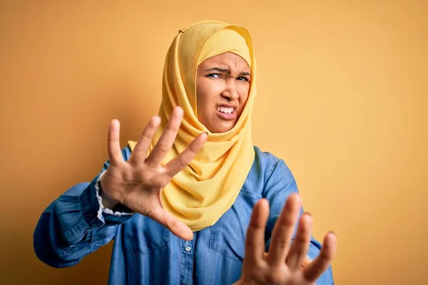 Joven Mujer Hermosa Con Pelo Rizado Usando Hiyab Tradicional Árabe — Foto de Stock