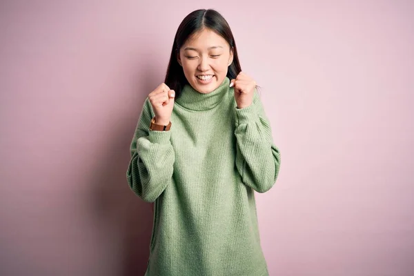 Jeune Belle Femme Asiatique Portant Pull Hiver Vert Sur Fond — Photo